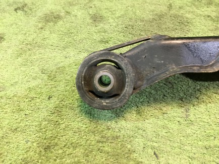 Подушка редуктора SUBARU LANCASTER OEM 41310AE001 41310AE002 BH9 1998 EJ254