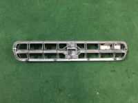 Rejilla del radiador SUBARU LANCASTER OEM 91121AE190 BHE 2000 white / grey 0U4
