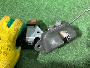 กลอนล็อกฝาท้าย SUBARU LEGACY LANCASTER OEM 63032AE020 BH9 2001 SILVER/GREY 1U2