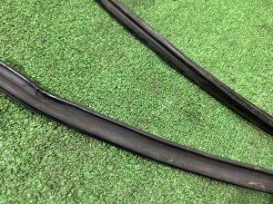 คิ้วกระจกหน้า SUBARU LEGACY LANCASTER OEM 65058AE000 BHE BH9 BH5 BE BE9 BE5 BEE 2002 SILVER/GREY 1U2