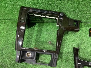 Marco embellecedor de la radio SUBARU LEGACY LANCASTER OEM 66060AE330, 66050AE260 BHE 2002 SILVER/GREY 1U2