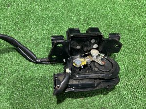 Fecho da porta da bagageira TOYOTA PRIUS OEM 6935047040 ZVW30 2012 SILVER 1F7