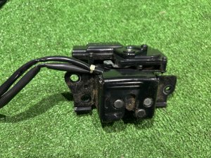 Fecho da porta da bagageira TOYOTA PRIUS OEM 6935047040 ZVW30 2012 SILVER 1F7