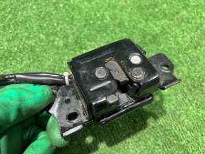 Fecho da porta da bagageira TOYOTA PRIUS OEM 6935047040 ZVW30 2012 SILVER 1F7