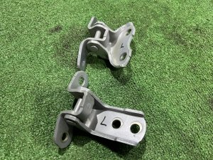 บานพับประตูหน้าซ้าย TOYOTA PRIUS OEM 6871012151 ZVW30 2012 SILVER 1F7