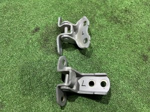 บานพับประตูหน้าซ้าย TOYOTA PRIUS OEM 6871012151 ZVW30 2012 SILVER 1F7