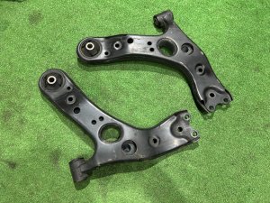 フロントアーム TOYOTA PRIUS OEM 48068-47050 48069-47050 ZVW30 2012 2ZRFXE