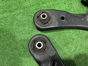 フロントアーム TOYOTA PRIUS OEM 48068-47050 48069-47050 ZVW30 2012 2ZRFXE