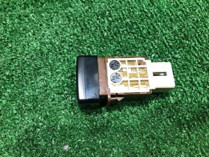 Interruptor do desembaciador dianteiro . SUBARU LEGACY OEM 83001AE020 BH5 2000 EJ206 AT