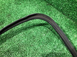 Windscreen moulding SUBARU LEGACY LANCASTER OEM 65058AE000 BHE BH9 BH5 BE BE9 BE5 BEE 2002 SILVER/GREY 1U2