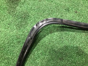 Windscreen moulding SUBARU LEGACY LANCASTER OEM 65058AE000 BHE BH9 BH5 BE BE9 BE5 BEE 2002 SILVER/GREY 1U2