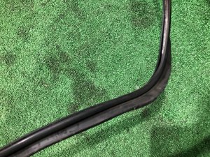 Windscreen moulding SUBARU LEGACY LANCASTER OEM 65058AE000 BHE BH9 BH5 BE BE9 BE5 BEE 2002 SILVER/GREY 1U2
