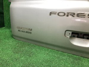 バックドア SUBARU FORESTER OEM 61701FC000 SF5 1998 silver 792