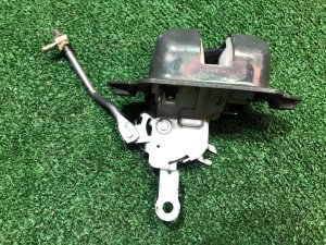 Fecho da porta da bagageira SUBARU FORESTER OEM 60311FC000 SF9, SF5 1998 White 51E