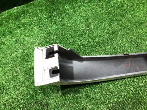 Listón de sujeción del faro derecho SUBARU FORESTER OEM 57112FC000WG SF9, SF5 1998 White 51E