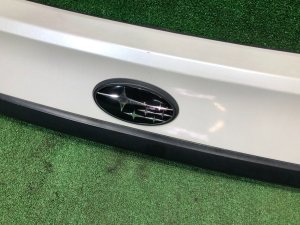 バックドアガーニッシュ SUBARU LEGACY OEM 91119AJ080WU BR9 2011 White Pearl 37J