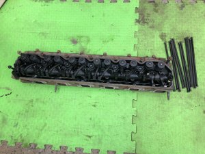 Culata izquierda с коромыслом! 1-11110-833-0 ISUZU GIGA